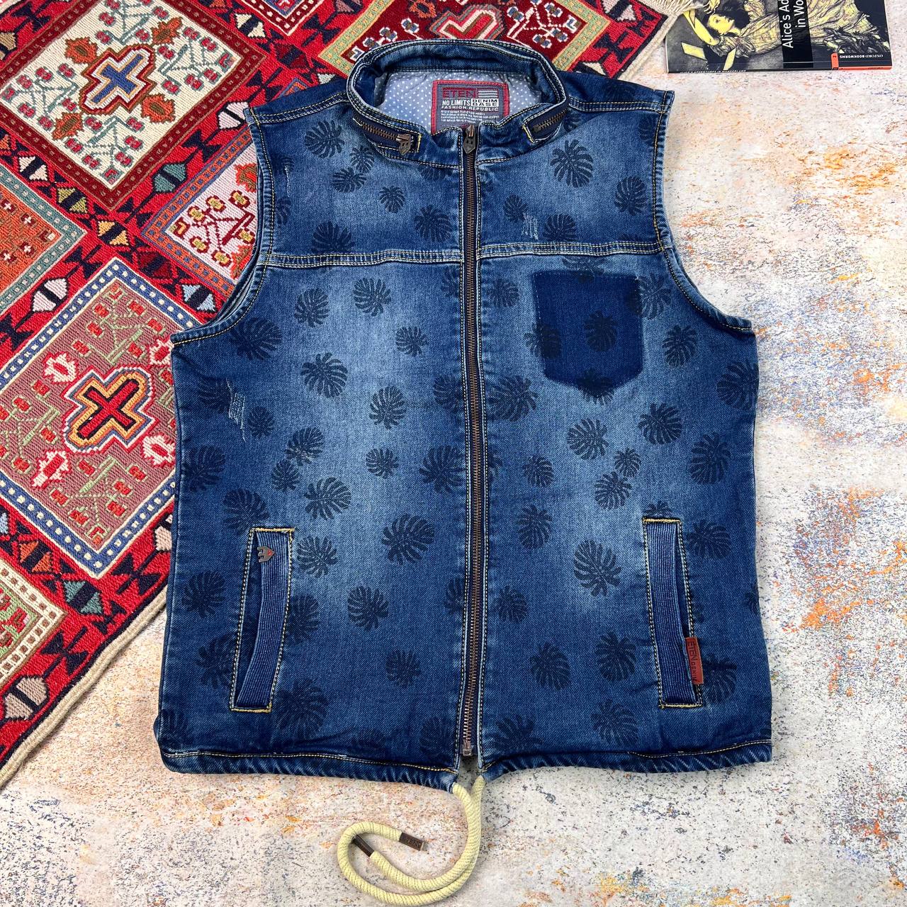 جلیقه جین زنانه بدون آستین طرح‌دار -وینتیج | استوک مارکباز