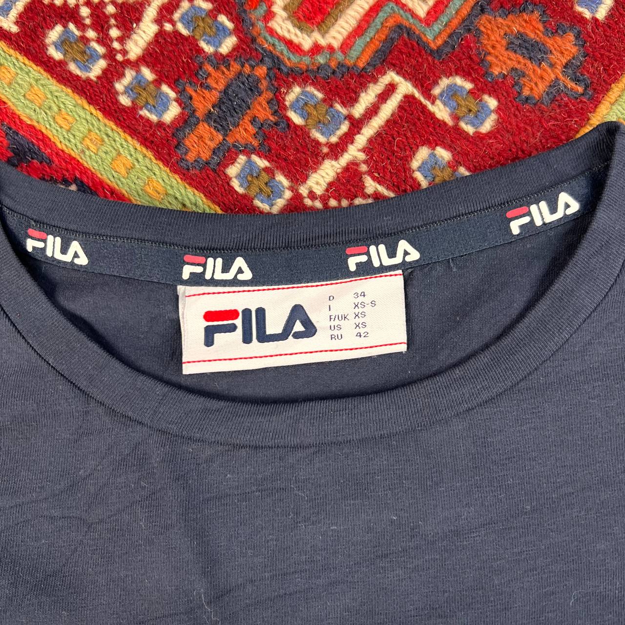 تیشرت آستین بلند نخی برند FILA سایز XS | استوک اورجینال – استوک مارک باز