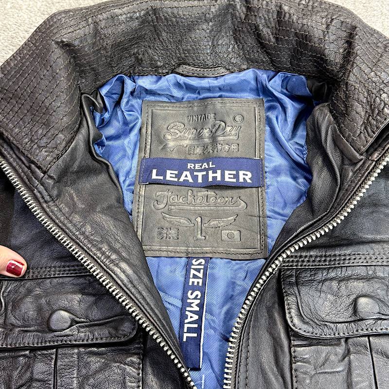 کاپشن چرم اصل مردانه سوپردرای مدل Jacketeers مشکی آبی